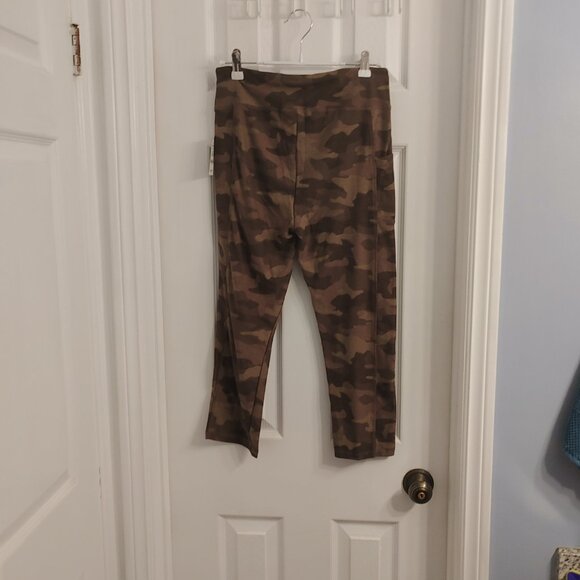 Camo Cropped Leggings - Picture 4 of 7